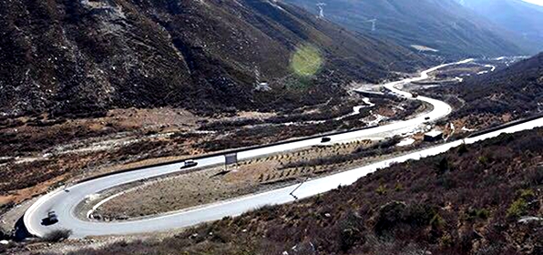 天边的公路－－四川藏区八成乡镇通油路