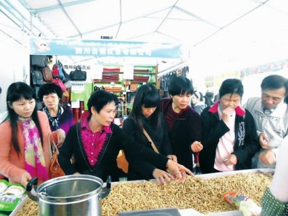 南宁：百乡镇特色产品展交会“福”气多