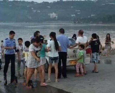 泸州一中年男子在河边游泳被江水冲走