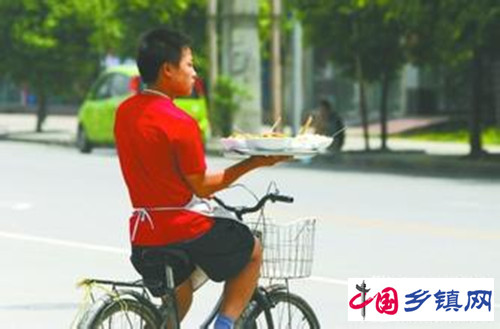 <b>高温下“懒人”多 成都餐馆外卖爆棚 送餐员月入上万</b>