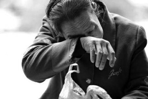 陕西商州＂丙肝村＂:村民曾集体卖血 家人提前箍好墓