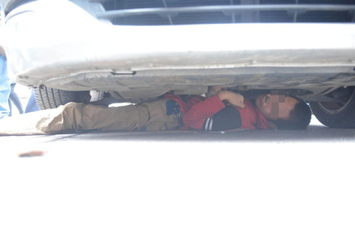 湖南株洲：男子碰瓷后钻车底索赔：不给3000不出来