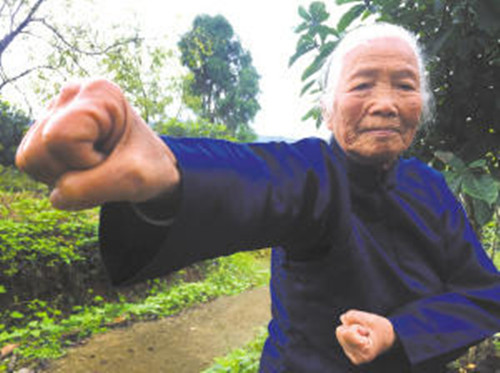 宁波：93岁奶奶武艺高 获评“十大民间高手“”