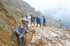 湖北恩施6旬老人义务修路砸断腿“伤好后回去还修路”