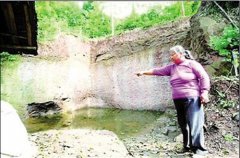 重庆村民清理排水沟挖出恐龙化石 为防被偷守护14年