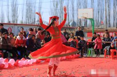 新疆：兵团与村民结对认亲 “民族团结一家亲”