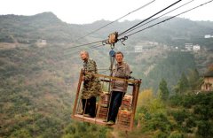 <b>湖北倔老汉胡学平 深山架起致富索道</b>