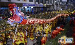 贵州：施秉举行新春灯会 108米巨龙“遨游”