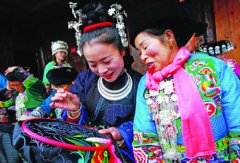 <b>政府引导 苗绣致富路</b>