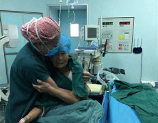 山西长治8旬老人术前吓哭 “90”后女护士抱着她做完手术