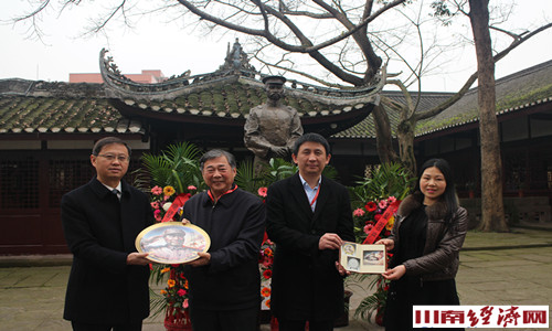 <b>泸州：“朱毛”后人参观朱德在泸业绩展览并敬献花篮</b>