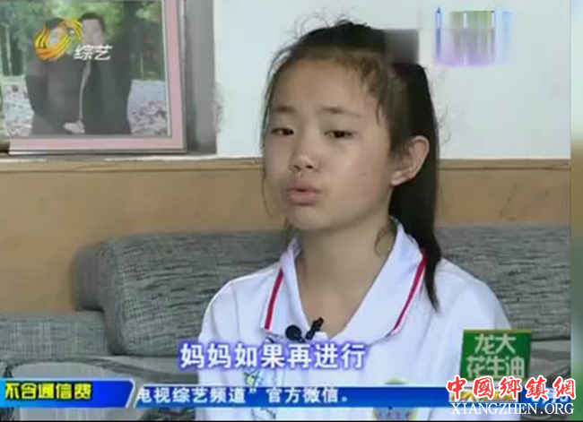 农村十二岁小姑娘街头卖唱为母亲挣救命钱 深情献唱