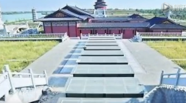 武汉一农村豪华公墓似天坛 耗资8亿元