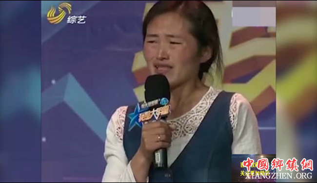 奇闻趣事：农村妹子上台唱歌被吓哭，哭完再唱直接变了个样