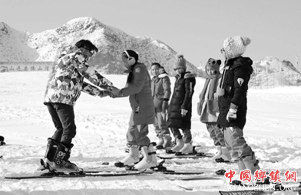甘肃1.9万名学生免费体验滑雪运动