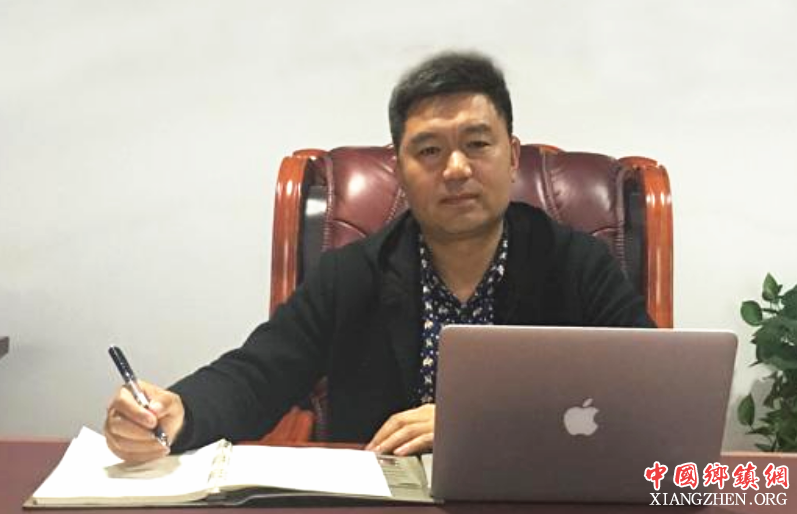 <b>李长江：让村民在家门口挣票子摘“帽子”</b>