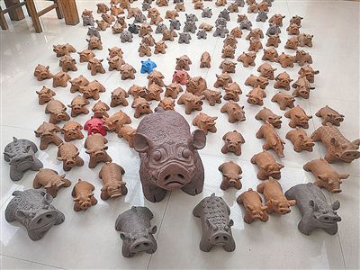<b>青岛民间艺人捏出2000头泥猪 最大重70多斤</b>