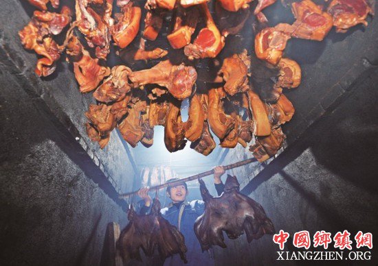 <b>苗乡腊肉助增收</b>