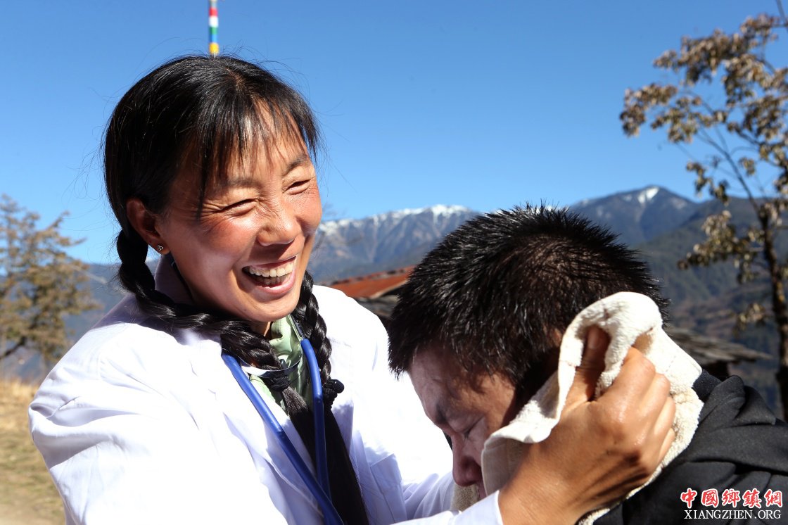 <b>大峡谷里的“背篓医生”</b>