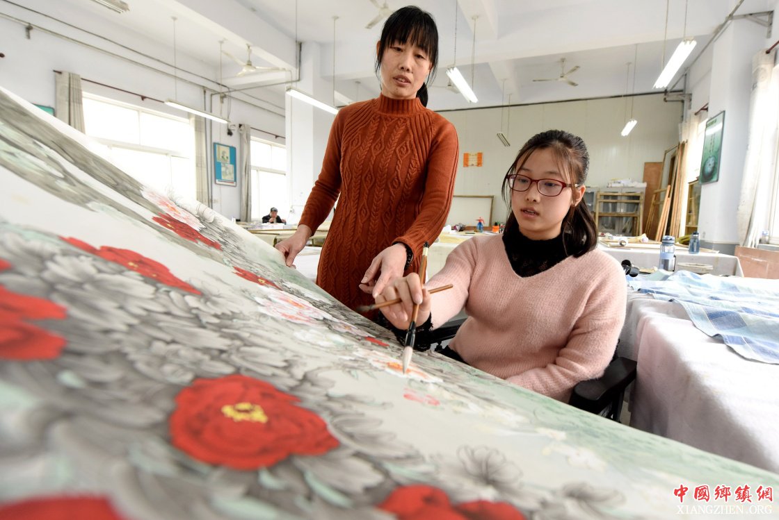 <b>“00后”轮椅女孩：描绘追梦路上的多彩人生</b>