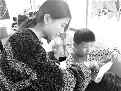 <b>大学生为留守儿童开课</b>