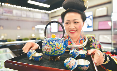 <b>贵州丹寨县：“扶贫微工厂”培育“指尖匠人”</b>