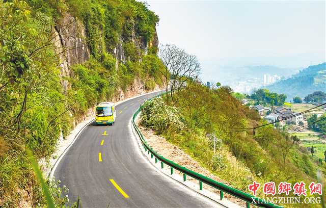 <b>重庆：让农村居民“出门有路、上路有车”</b>
