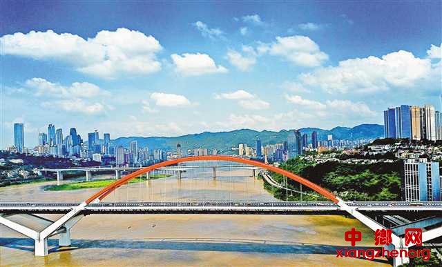 <b>蓝天白云 美不胜收</b>