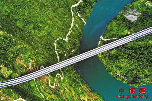 <b>高速公路穿峡江</b>