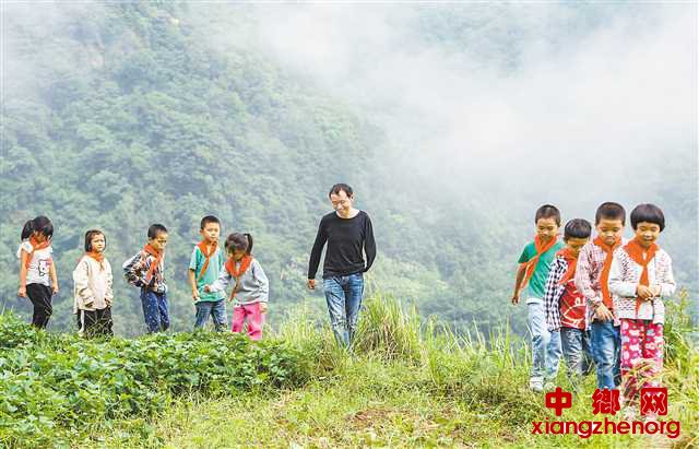 <b>独臂支撑三尺讲台</b>