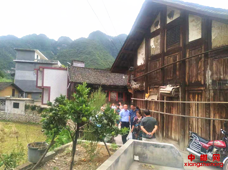 <b>盐马古道  红色峰岩</b>