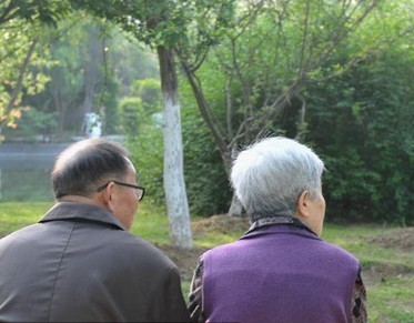 秋寒来了，专家提醒老人注意给眼睛保“暖”