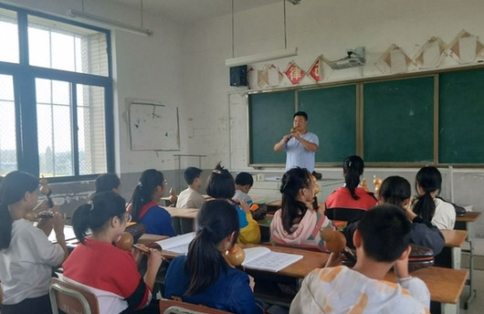 绵竹小伙情系母校 接力启蒙老师免费教孩子乐器