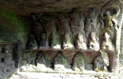 <b>四川深山密林藏神秘罗汉洞 石像栩栩如生 无人知其来历</b>