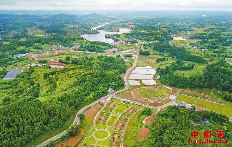 <b>四川简阳荷桥村：“村摘帽、户脱贫”</b>