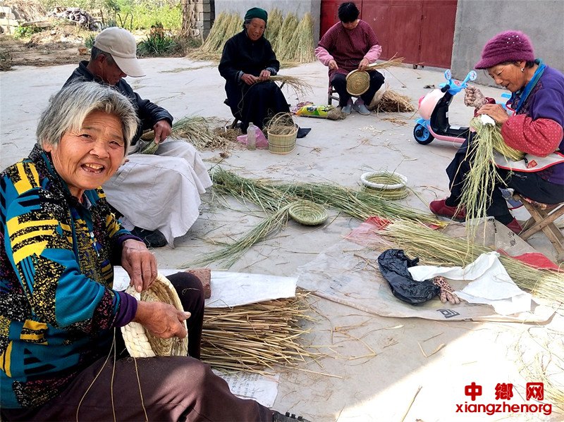 <b>山东郯城：稻草也是宝  摇身变为“致富草”</b>