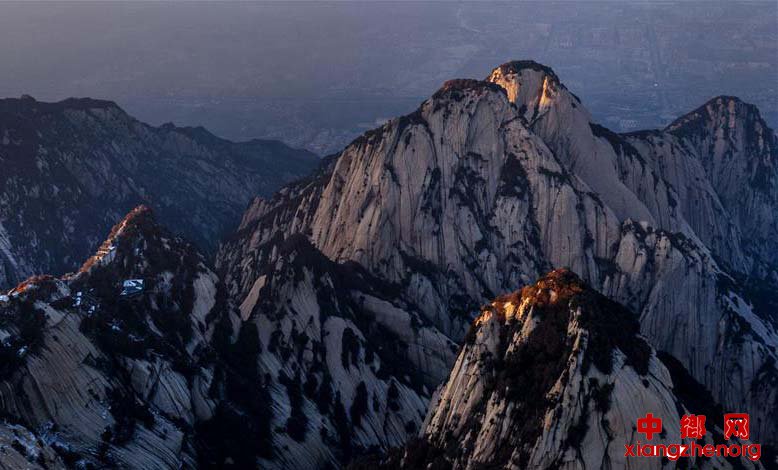晚霞中的西岳华山