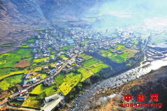 <b>晨曦中的甘洛县彝家新寨</b>