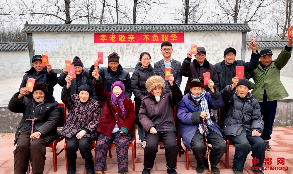 山东郯城：小夫妻“逢年”给村老人发“红包”