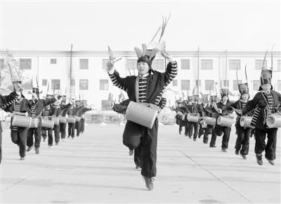 <b>校园敲响非遗“攻鼓子”</b>