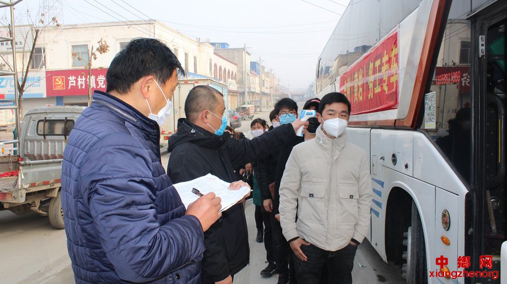 <b>安徽界首：复工大巴接到家门口</b>