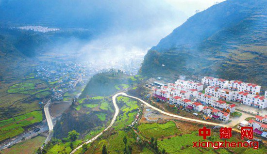 <b>晨曦里的甘洛县彝家新寨</b>