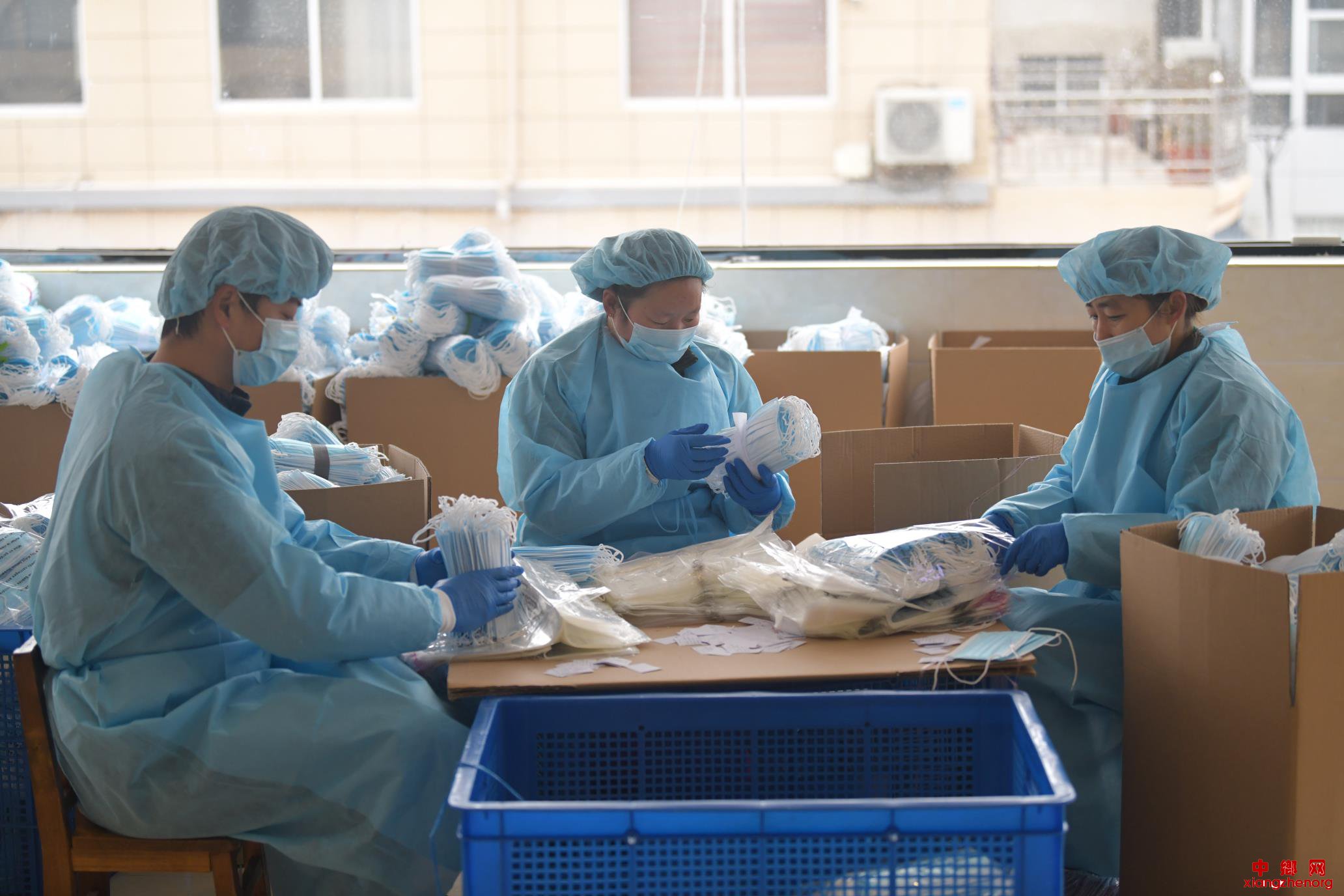 <b>安徽：小小口罩厂 扶贫帮大忙</b>