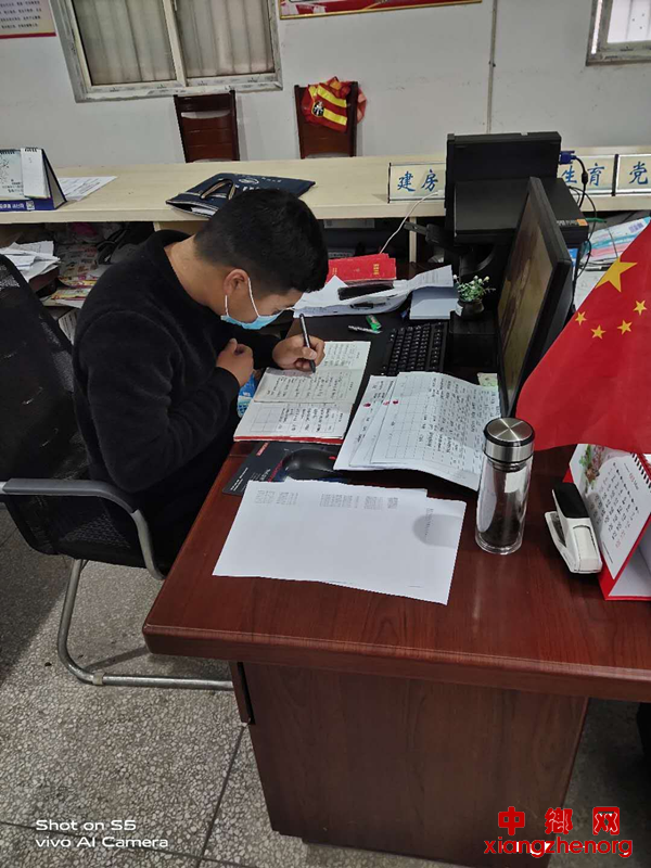邵网：左手工作的扶贫干部