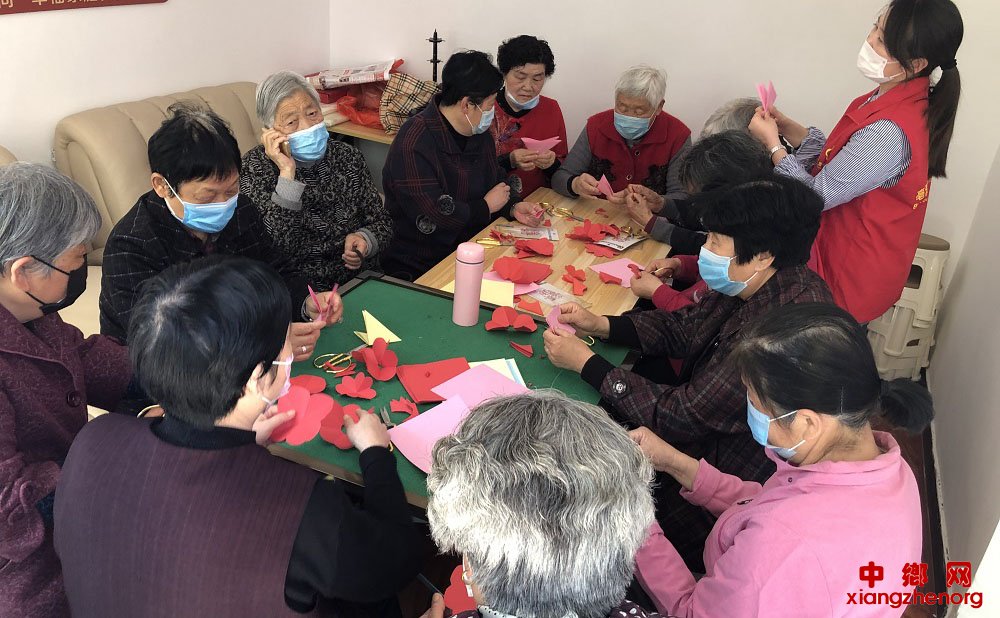 <b>安徽省社区老人学剪纸 剪出最美夕阳红</b>