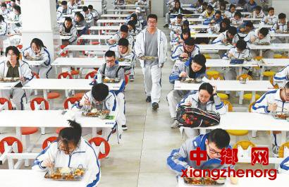 <b>复课了，校园筑起安全线</b>