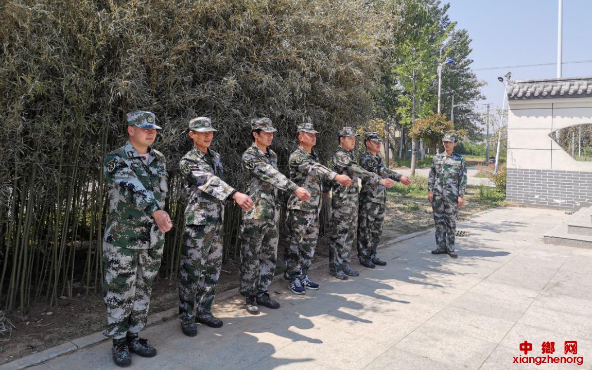 安徽省亳州市谯城区魏岗镇骄阳下的迷彩服—军服站组织民兵演练