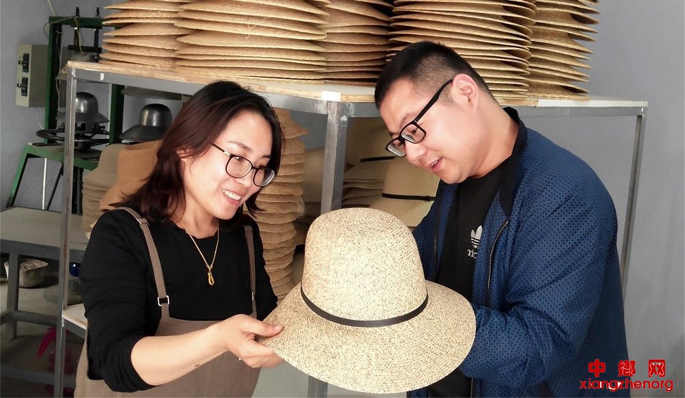 <b>山东郯城：80后夫妻俩大学生创业手工草帽漂洋过海赚“洋钱”</b>