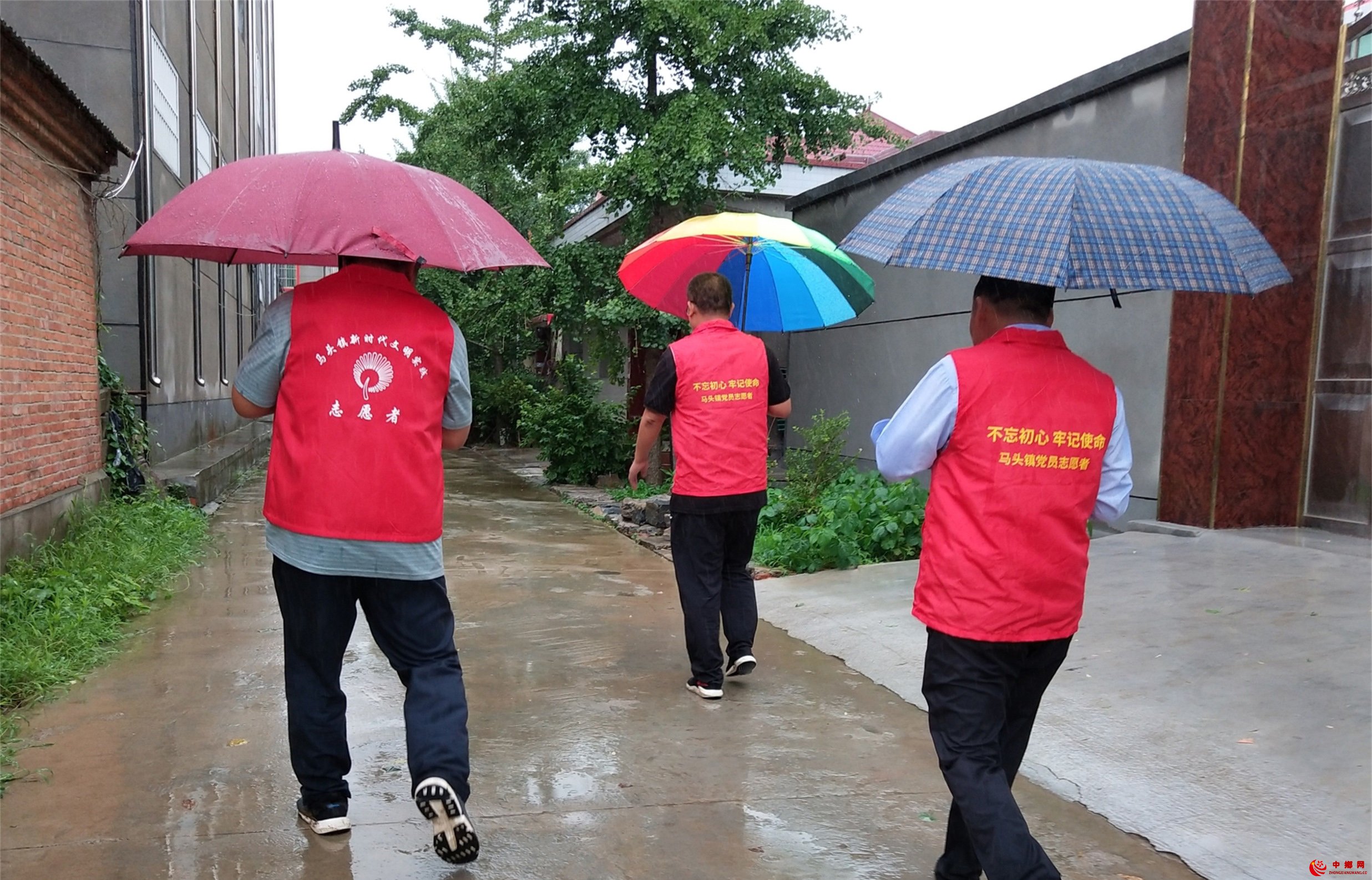 <b>山东郯城：社区志愿者上演“雨中情”</b>