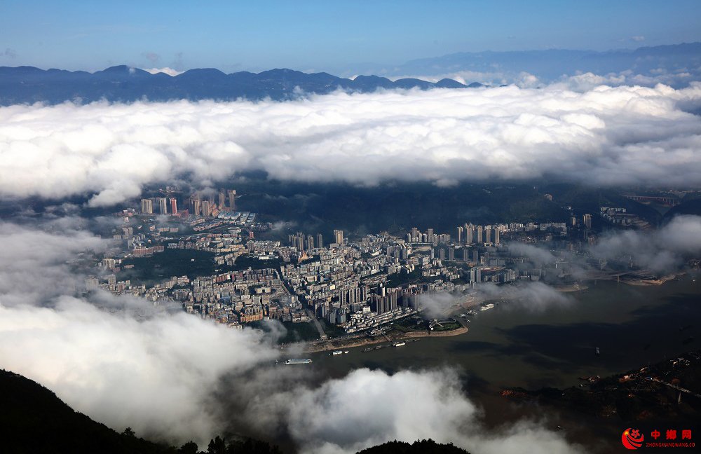 <b>中国最美城市重庆巫山彩云缭绕如仙境</b>